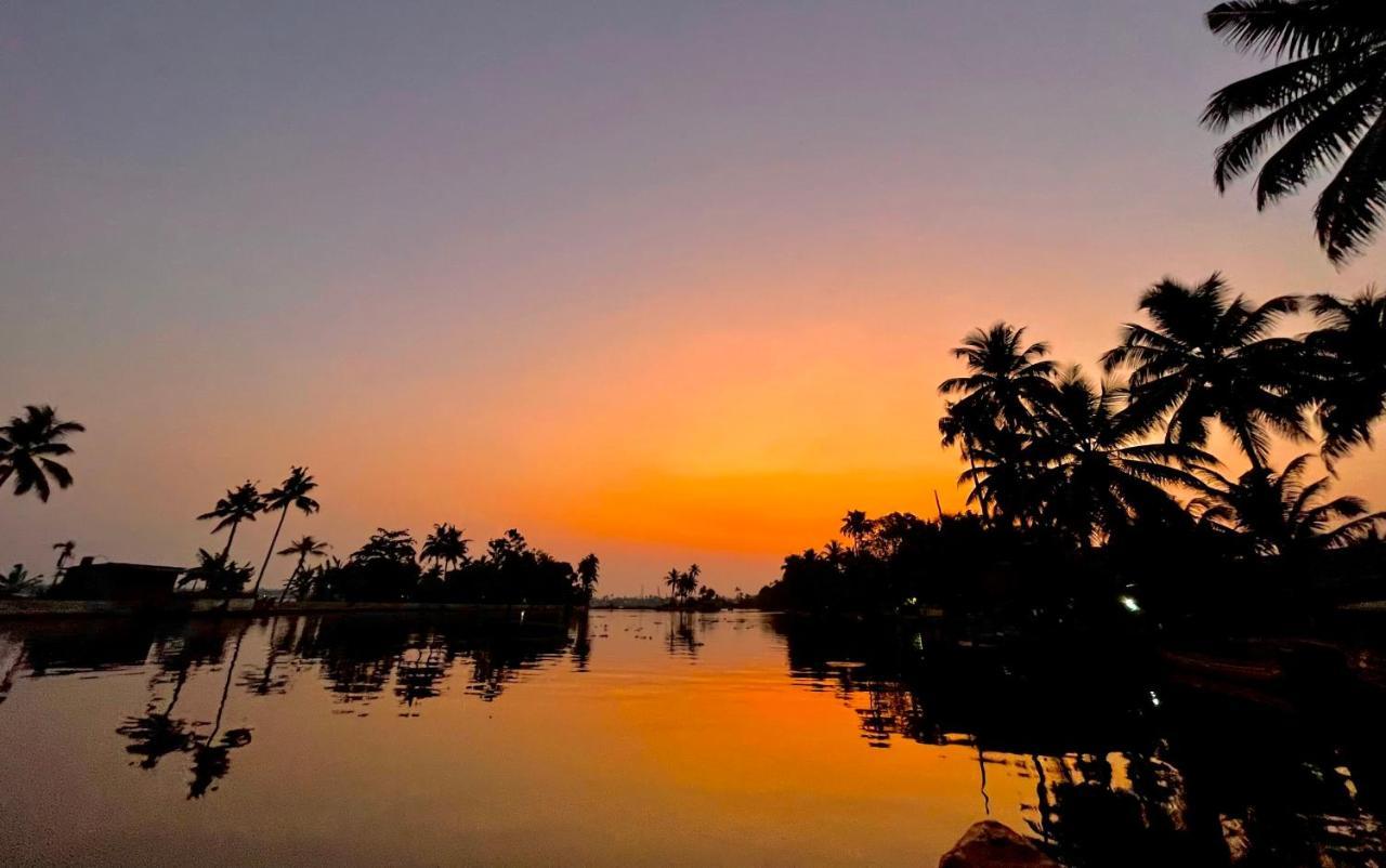 Hotel Oceana Hills Residency Alappuzha Esterno foto